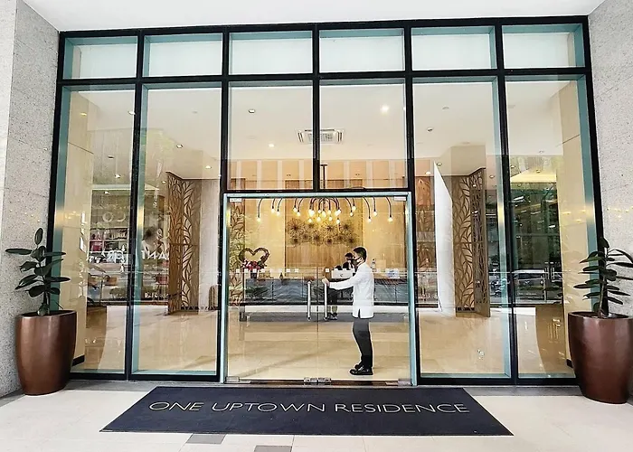 One Bedroom Unit Beside Uptown Mall Bgc Aparthotel