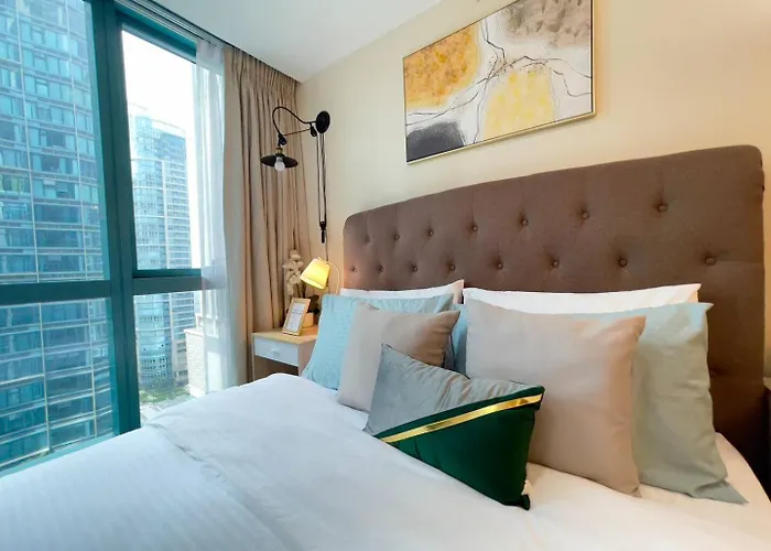One Bedroom Unit Beside Uptown Mall Bgc 3*