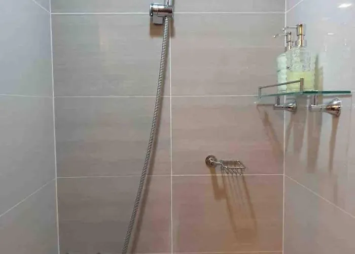One Bedroom Unit Beside Uptown Mall Bgc 3*